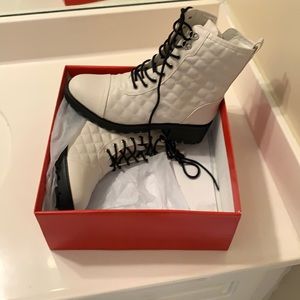 Never been worn wonderly boots.